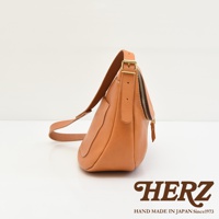 日本HERZ職人手作皮革大容量馬鞍包CK-150，採用Stare皮革，展示包側邊與肩帶細節，並有HAND MADE IN JAPAN Since1973字樣。