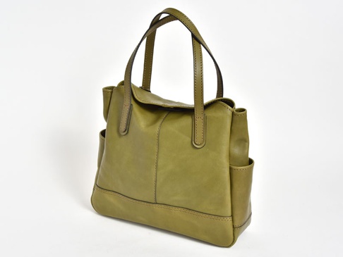 橄欖綠皮革直式托特包，帶有兩個側邊開放式口袋，雙肩帶，以及包身縫線細節。
