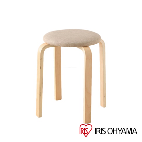 木質圓椅凳，有著圓形布面坐墊，四隻彎曲的木質椅腿，呈現自然木色，風格簡約。