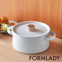 白色琺瑯雙耳湯鍋，鍋蓋中央有木質提鈕，附帶兩個簡潔的白色把手，鍋身圓潤，整體風格簡約。