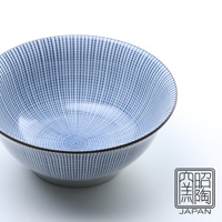 藍染千段十草飯碗，陶瓷材質，碗身內外皆有藍色細線條與同心圓紋路，碗緣有細緻的黑色線條勾勒。