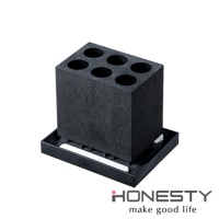 深灰色珪藻土製成的六孔傘架，帶有黑色可拆卸底盤，可有效吸收濕氣。