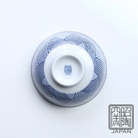 藍染縞格子飯碗，白色陶瓷碗身，外側繪有藍色線條交織的縞格子圖案，碗底中央有藍色印記，標示「昭和窯」與「SHOWA JAPAN」。