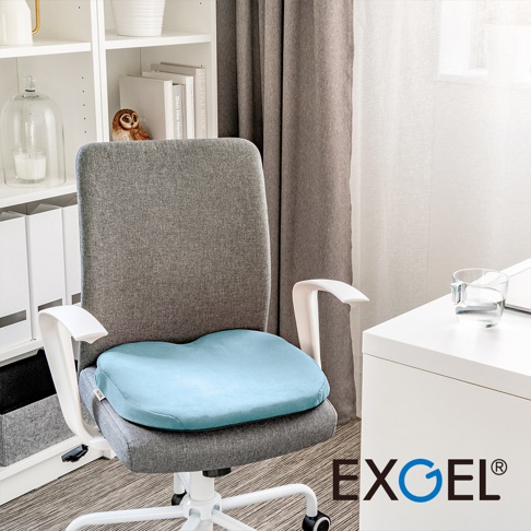 THE OWL Highest 貓頭鷹進階款坐墊，淺藍色，愛心造型，柔軟絨面材質，置於灰色辦公椅上。