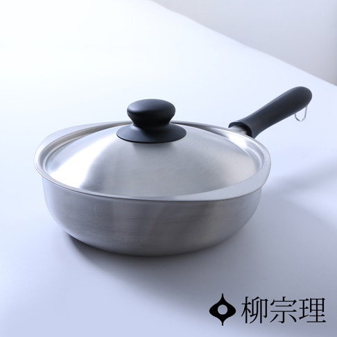 柳宗理品牌的不鏽鋼霧面單手鍋，鍋身表面呈現細緻的霧面質感，搭配黑色圓形鍋蓋頭與黑色長柄，鍋緣設計獨特，整體造型簡約優雅，右下方印有柳宗理品牌標誌。