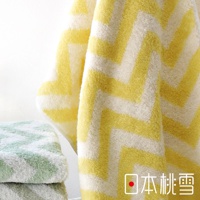 今治北歐方巾，材質為柔軟毛圈，以黃白相間的鋸齒狀幾何圖案織成。左側堆疊著薄荷綠與淺灰色的同款方巾。