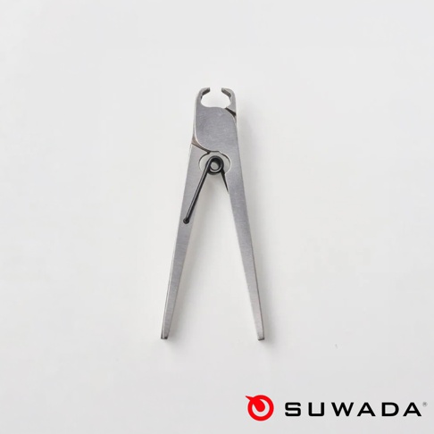 這是一把銀色不鏽鋼材質的 SUWADA 諏訪田製作所 Petite 波堤指甲剪，採用簡約的鉗式設計，中央配有黑色金屬彈簧，整體呈現細長的工業金屬風格，並在右下角標註有 SUWADA 品牌標誌。