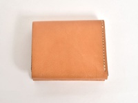 淺棕色皮革製成的職人手作雙折短夾，直式設計，兩側縫線清晰可見，簡潔大方，適合收納卡片。