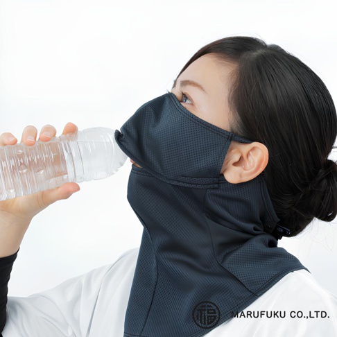 YAKENU遮陽半臉罩，深灰色，採用網孔透氣材質，設計有方便飲水的開口，可露出嘴部，遮蓋臉部至頸部，適合戶外活動。