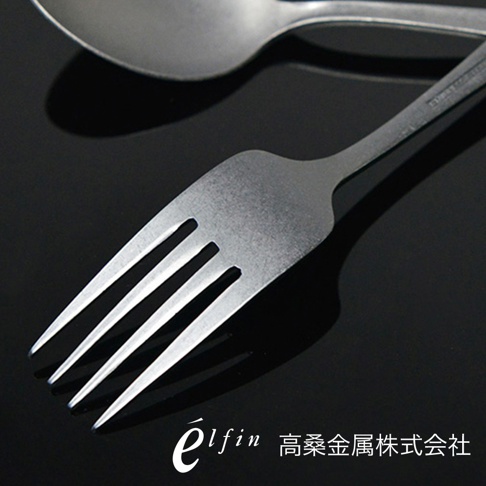 日製熔岩黑石餐叉，金屬材質，銀色，四齒設計，搭配同色系湯匙，背景為黑色。