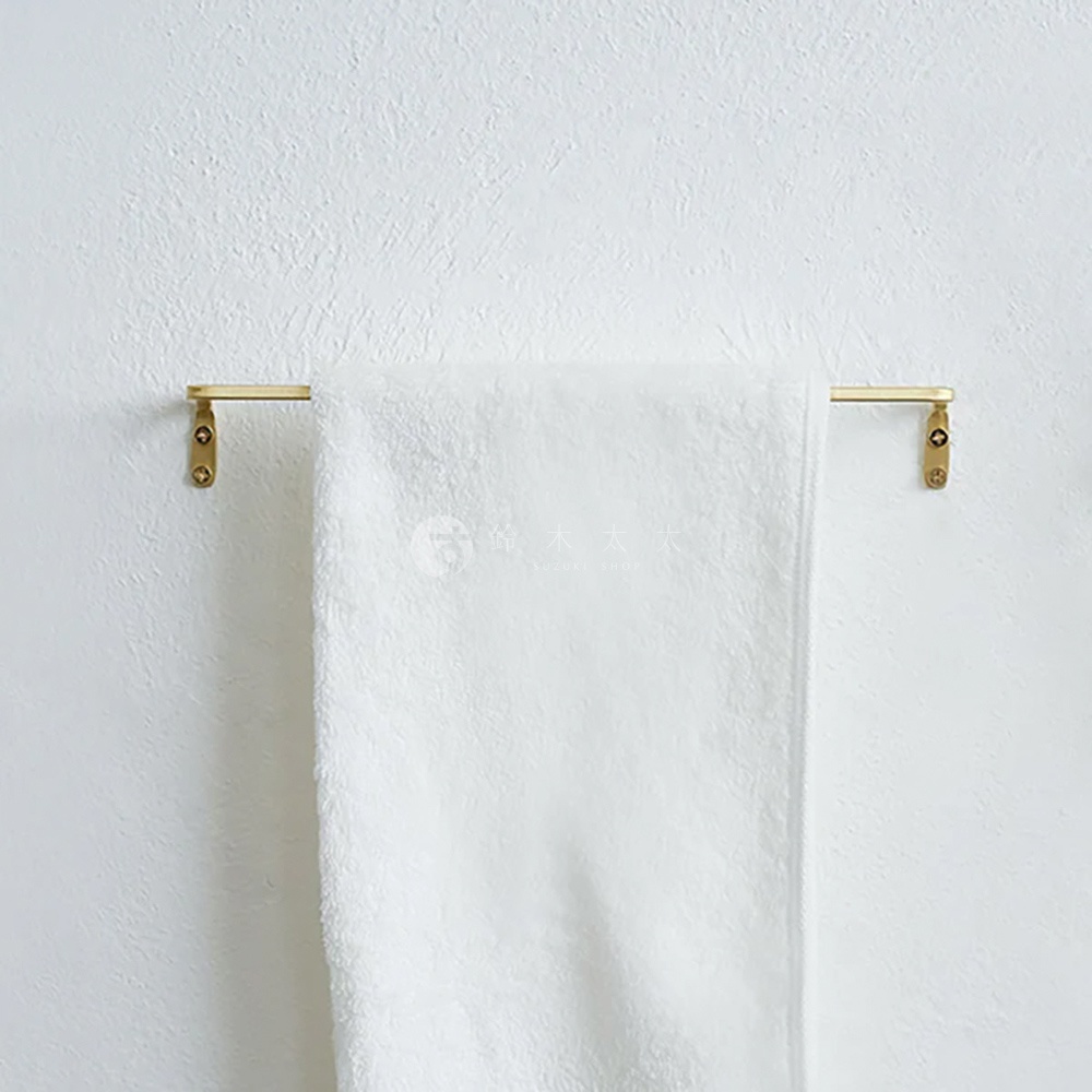 AXCIS 輕奢黃銅單桿毛巾架，簡約設計，掛著一條白色毛巾