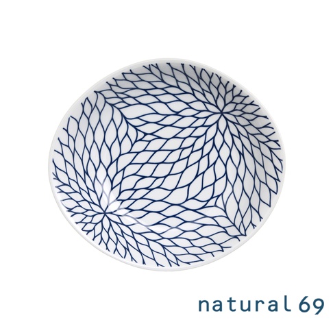 一個白色陶瓷盤，盤面飾有藍色網狀花紋，花紋從盤子中心向外輻射，呈現出花瓣般的層疊感。