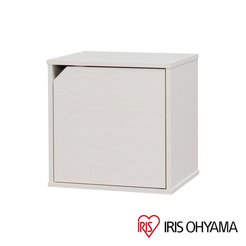 淺白色立方體附門組合收納櫃，木質紋理，帶有一個向下開啟的門板。