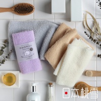 四條質地綿柔的沐浴巾，顏色為淺紫、淺灰、淺棕及米白，其中淺紫色沐浴巾上有產品標籤。