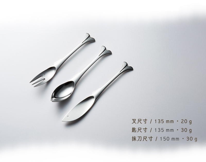 三件不鏽鋼點心叉匙刀，設計成魚的造型，尾部有魚鰭狀的裝飾。