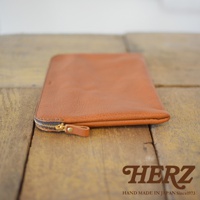 職人手作皮革Organ雙拉鍊收納袋，淺棕色皮革，設有金色拉鍊及小拉環，平放於木質桌面上。