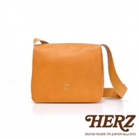 日本 HERZ 職人手作皮革軟皮橫式斜背包，淺褐色，簡約設計，帶有品牌 Z 字壓紋 logo，肩帶可調節。
