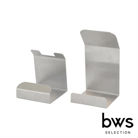 兩件 bws SELECTION 品牌的不鏽鋼廚房收納架，左側為較矮的湯勺架，右側為較高的鍋蓋架，皆採用簡約的金屬折彎設計，呈現霧面質感，適合磁吸固定於廚房牆面或金屬表面收納各式料理工具。