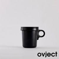 黑色琺瑯馬克杯，帶有圓形提把和黑色杯蓋，材質為金屬琺瑯，設計簡約。