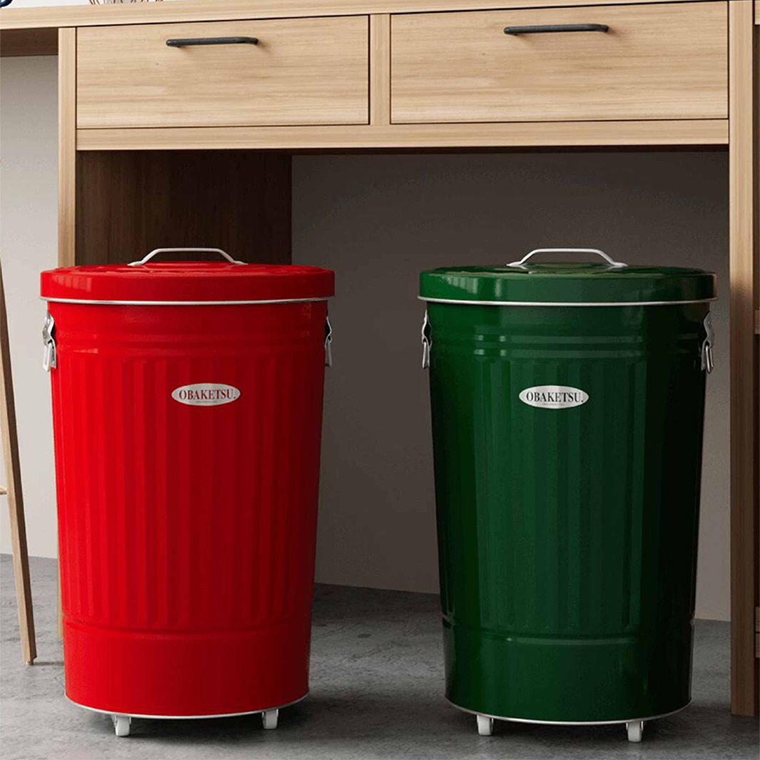 OBAKETSU 品牌紅色和綠色附輪垃圾桶，帶有金屬把手和蓋子