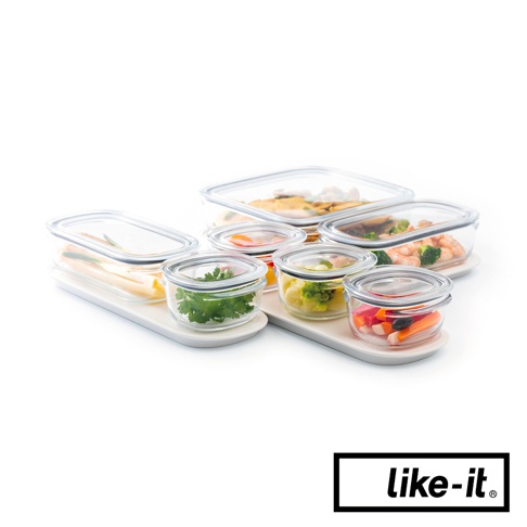 多個透明玻璃密封保鮮盒，內含蔥、香草、花椰菜、蝦仁、紅蘿蔔等食材，附有白色密封蓋，擺放在白色托盤上。