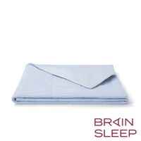 一條淺藍色、菱形格紋的涼感被，對折後呈現整齊的層疊感。