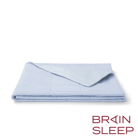 一條淺藍色、菱形格紋的涼感被，對折後呈現整齊的層疊感。