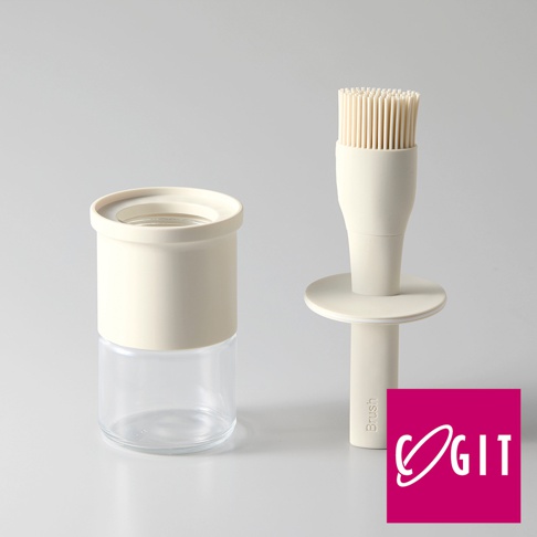 淺色系玻璃油刷罐和油刷，油刷刷毛為淺色矽膠材質，罐身為透明玻璃搭配淺色瓶蓋。