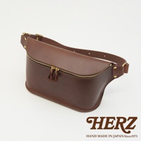 職人手作皮革立體斜背包 F-2，採用深棕色皮革，設有雙拉鍊頭，可調節式皮帶，整體設計簡約。