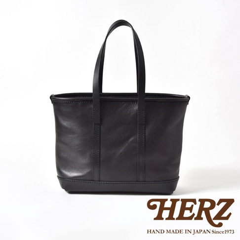 黑色皮革經典托特包，採用職人手作工藝，簡約設計，兩個提把，堅固耐用，適合日常攜帶。