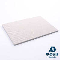 淺灰色波浪紋珪藻土置物墊，材質為珪藻土，表面有細緻的垂直紋路，呈現霧面質感。