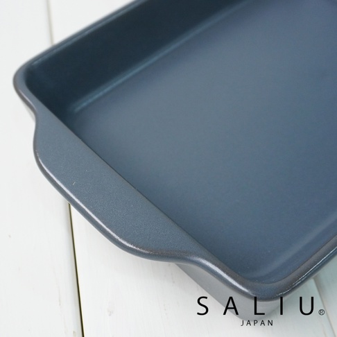 深灰色陶製長方形烤盤，帶有圓潤的邊緣和把手，平底設計。