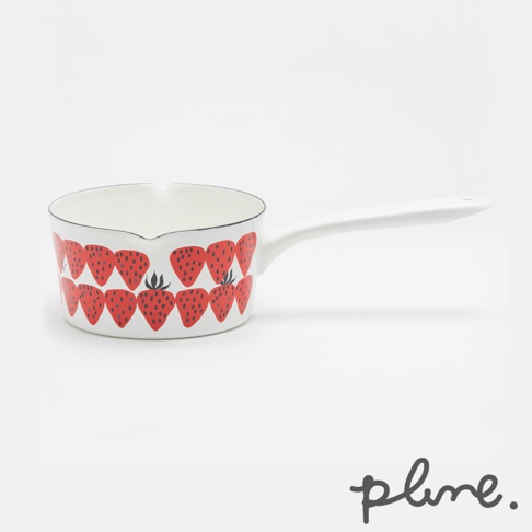 白色琺瑯單柄牛奶鍋，鍋身印有紅色草莓圖案，鍋緣有黑色滾邊，搭配白色長柄。