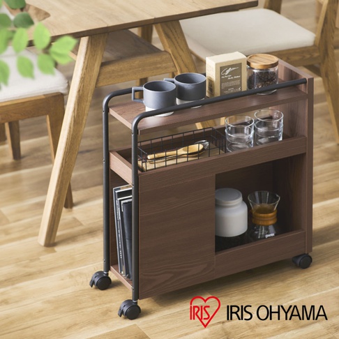 深棕色木紋材質的多功能收納推車，配有黑色金屬框架和四個滾輪。推車有兩層置物架，上方擺放著兩個灰色馬克杯、一盒紙品和一個玻璃罐，下方置物架有一個金屬網籃裝著木質餐具，還有兩個玻璃杯，最底層則有一個白色罐子和一個玻璃咖啡壺。