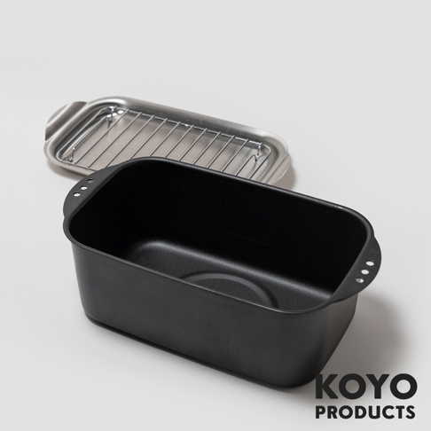 KOYO PRODUCTS 方型鐵製炸物鍋三件套組，包含一個黑色的長方形金屬炸鍋，以及一個與鍋身配套的銀色金屬濾油架，兩者呈現於簡約的純白背景中，視覺焦點集中於產品的工業設計風格。