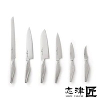 一套六把不鏽鋼廚房刀具，包含一把鋸齒麵包刀、四把不同尺寸的主廚刀，以及一把削皮刀。刀柄為銀色，帶有細緻的紋路設計。