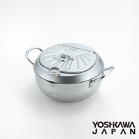 銀色金屬材質的天婦羅油炸鍋，鍋蓋上有放射狀紋路，並配有溫度計和提把。