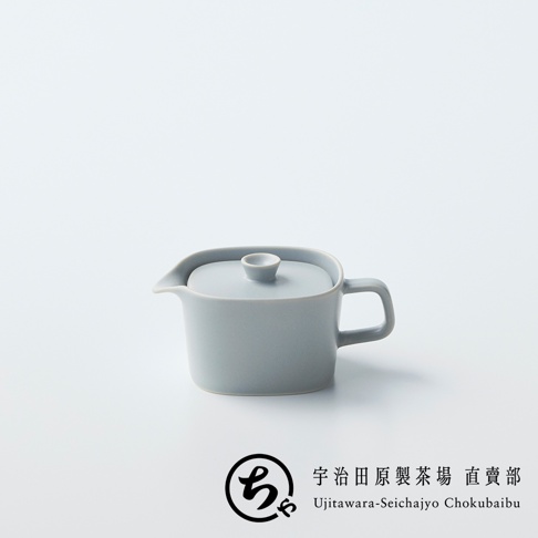灰色美濃燒材質的一人用茶壺，設計簡約且具有現代感，壺身呈現圓潤的方形結構，附有配套蓋子，整體呈現出沈穩的質感，下方印有宇治田原製茶場的品牌標誌。