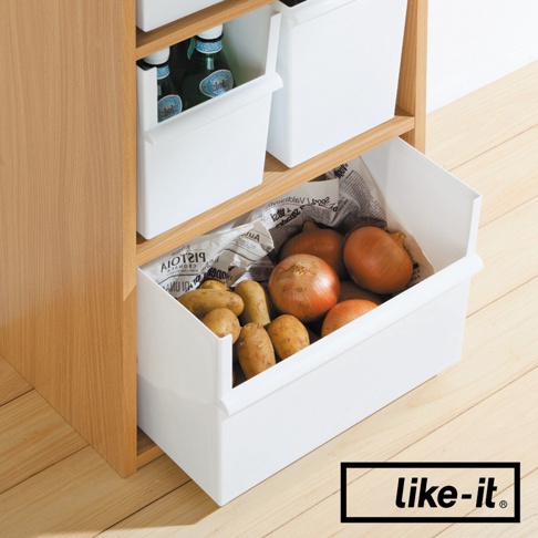 白色寬型堆疊整理收納盒，內部裝有馬鈴薯和洋蔥，底部鋪有報紙。
