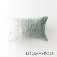 抗菌短絨舒柔枕套，採用漸層綠與白色塊拼接設計，短絨材質觸感柔軟，為居家空間增添溫馨感。