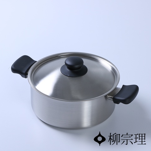 霧面不鏽鋼雙耳鍋，附有黑色把手和鍋蓋，鍋蓋中央有黑色圓形把手。
