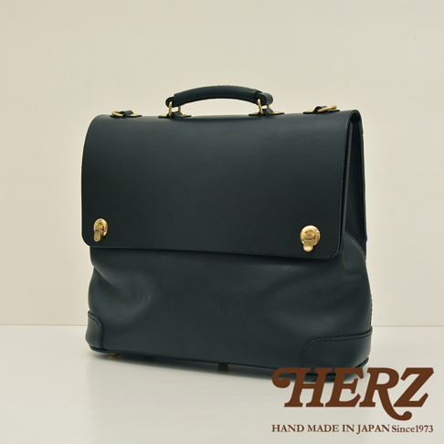 黑色皮革波士頓包，具有金色旋轉鎖扣和頂部提把，適合旅行和商務使用。