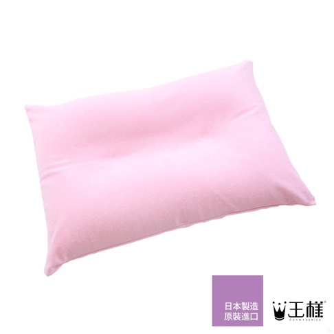 粉色「王樣の夢枕」，布面材質，枕頭中央有凹槽設計，適合側睡。