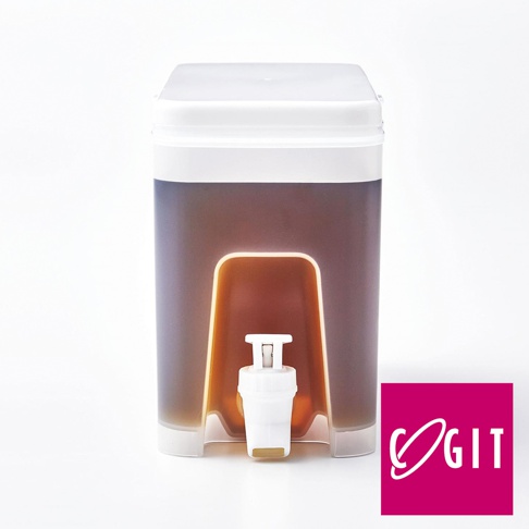 COGIT 斜坡好倒橫放式大容量冷飲壺，設有方便的白色水龍頭，壺身為深棕色，搭配白色蓋子，整體設計簡潔實用。