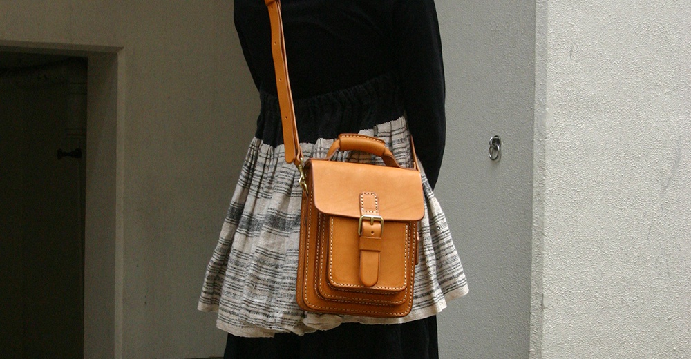 1000x520_herz_職人手作皮革單肩兩用小方包_A-10_S02