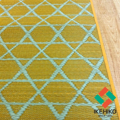 黃色榻榻米廚房地墊，表面有淺藍色交織的菱形網格圖案，材質為藺草編織，右側邊緣為黃色滾邊。