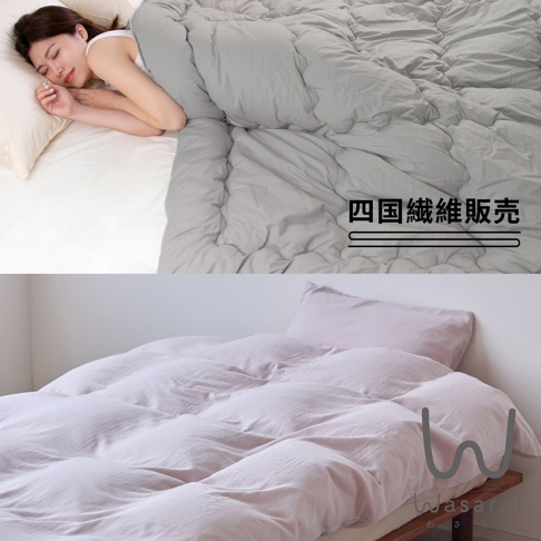 一位女子在床上睡覺，蓋著灰色被子，下方是粉色被套和枕頭。