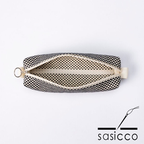 三河木綿刺子織筆袋，黑白格紋外觀，拉鍊開合，內襯為米白色小方格紋。