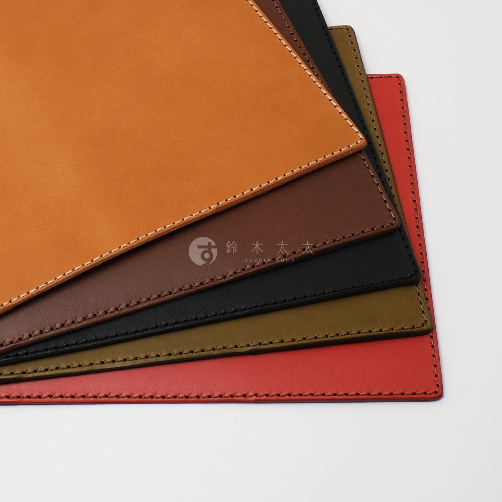 職人手作皮革B6記事本書套，展示駝色、深棕、黑色、軍綠與紅色共五款顏色，皆為皮革材質，側邊有細緻車縫線。