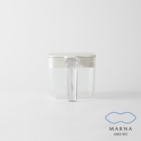 一個白色帶透明提把的 600ml 密封防潮調味料盒，盒身為半透明霧面材質，盒蓋為白色，提把為透明塑膠材質。